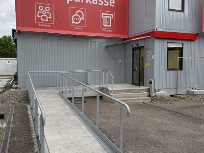 Erschließung und Fundamentierung Containeranlage mit Treppe und Rampenanlage aus Betonfertigteilen