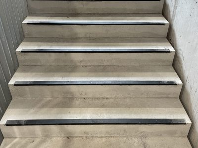 Sichbetotreppen mit Anti-Rutsch-Profil; Parkgarage Kreiskrankenhaus Emmendingen