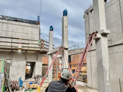 Sichtbetonstützen mit Konsolen und Unterzüge